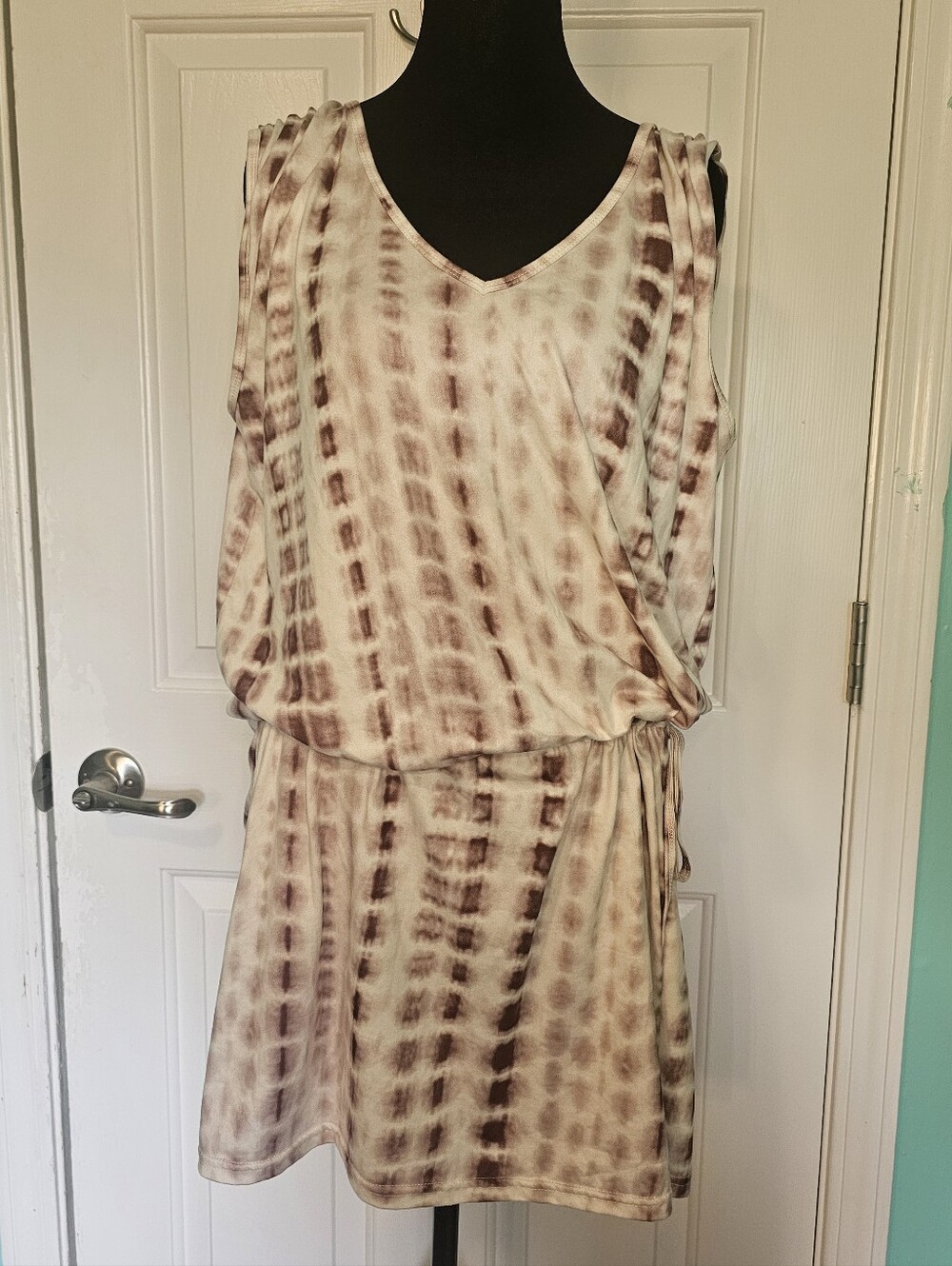 Hount Sleeveless V-Neck Tie-Waist Dress in Reddish/Taupe Tie-Dye Women's Size L